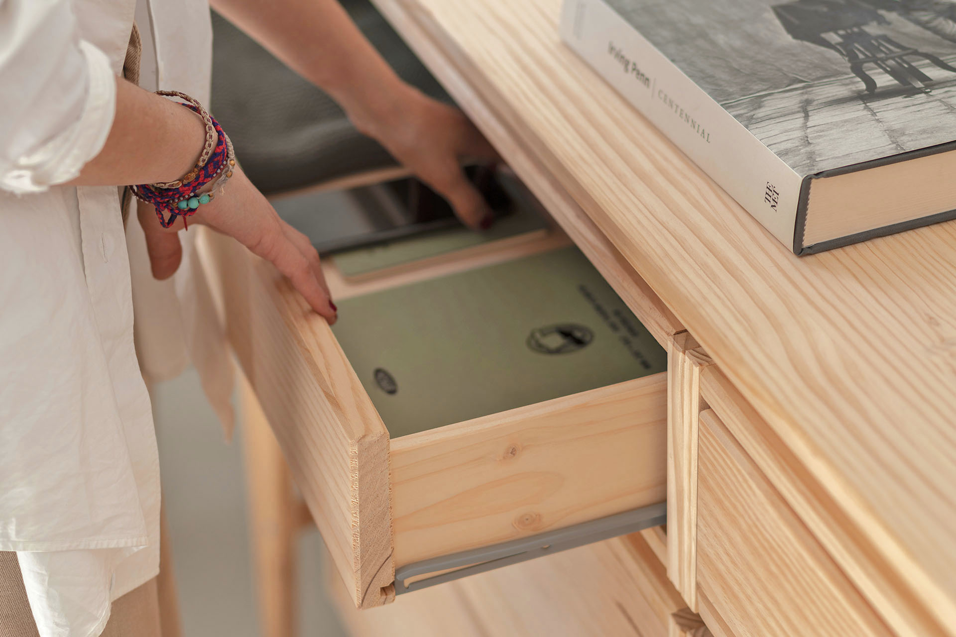 Imagen de ambiente 3 para:Aparador cómoda de madera maciza